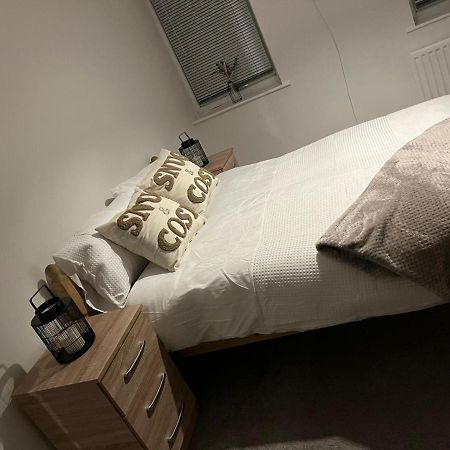 2 Bed Hengrove Villa Бристол Екстериор снимка